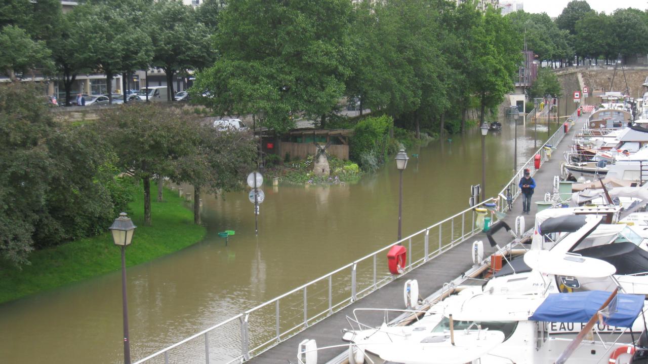 The river flood in Port Arsenal