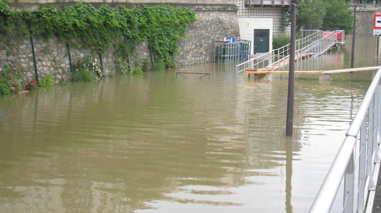The river flood in Port Arsenal